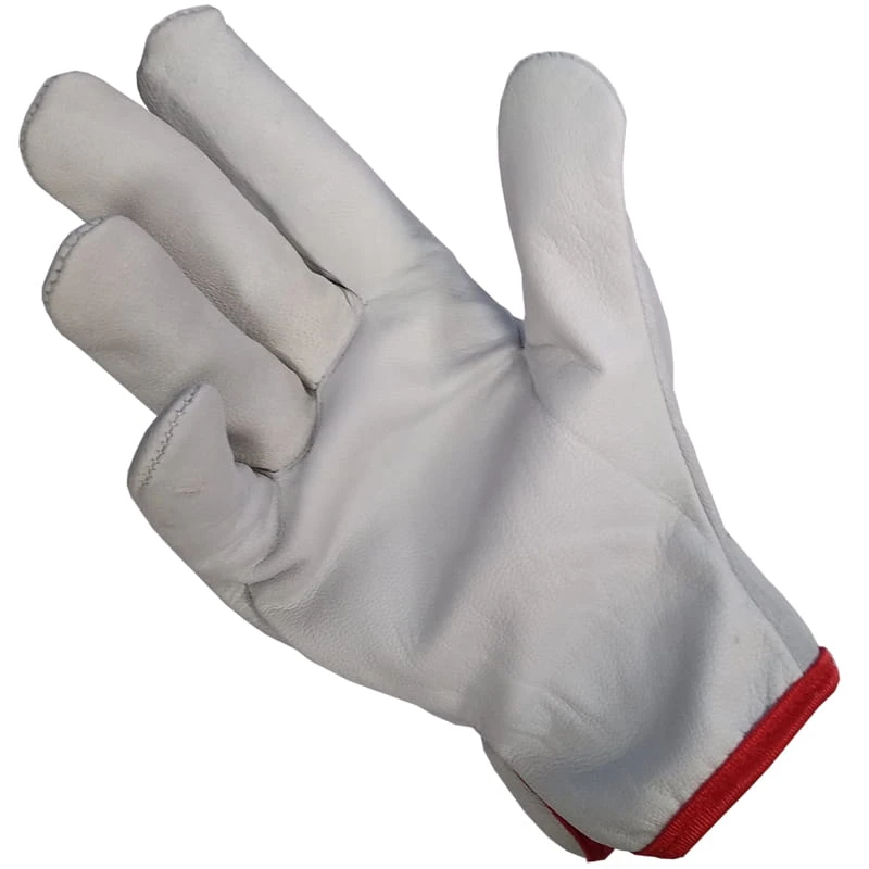 Detailansicht der Passform mit Gummizug auf dem Handruecken und der Einfassung der Manschette
